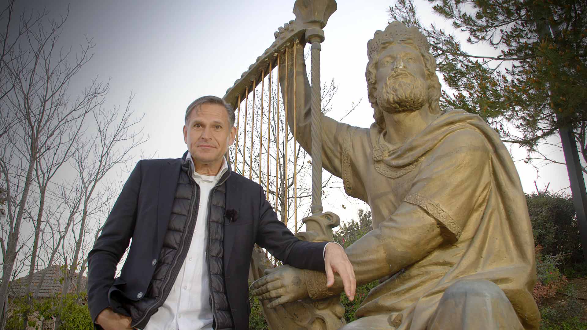 Gottfried Bühler vor dem König David Monument